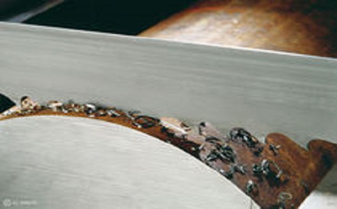 蓟州带锯床线速度设定过高，为什么会导致带锯条齿尖发热加速锯条的磨损？